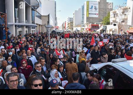 Tunis, Tunisia. 13th Mar, 2022. Protesters gather while holding flags during the demonstration. Protesters march along Khair El-Din Pasha Street, to demand an accurate and official calendar to end the exceptional period by dissolving Parliament and calling for early legislative elections with purification of the electoral climate to prevent fraud in the will of voters. (Photo by Jdidi Wassim/SOPA Images/Sipa USA) Credit: Sipa USA/Alamy Live News Stock Photo