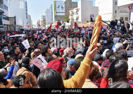 Tunis, Tunisia. 13th Mar, 2022. Protesters gather while holding flags during the demonstration. Protesters march along Khair El-Din Pasha Street, to demand an accurate and official calendar to end the exceptional period by dissolving Parliament and calling for early legislative elections with purification of the electoral climate to prevent fraud in the will of voters. (Photo by Jdidi Wassim/SOPA Images/Sipa USA) Credit: Sipa USA/Alamy Live News Stock Photo