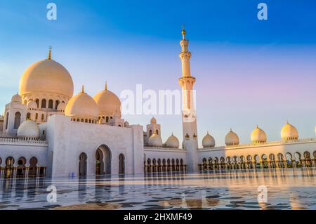 The grand and magnificent Sheikh Zayed mosque in Abu Dhabi in United Arab Emirates Stock Photo