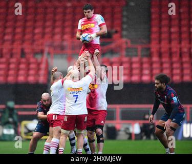 Archie White of Harlequins Rugby, wins the line out ball Stock Photo ...