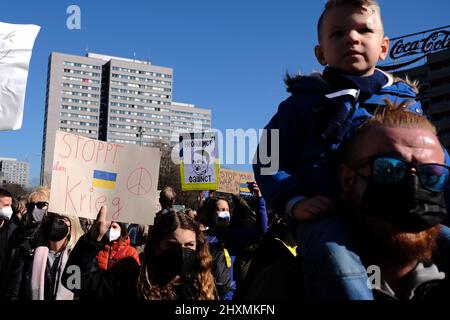 Berlin, Berlin, Germany. 13th Mar, 2022. Protesters can be seen as tens of thousands people rally under the slogan ''Stop the war. Peace and solidarity for the people of Ukraine'' from Alexanderplatz to the StraÃŸe des 17 Juni in Central Berlin. (Credit Image: © Jan Scheunert/ZUMA Press Wire) Stock Photo