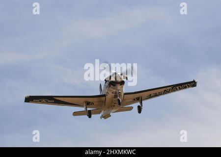 Single engine trainer on approach to NAF El Centro, California Stock Photo