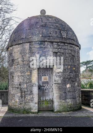 A lock-up or blindhouse (one-man gaol) of c. 1700 built round of stone with domed roof and limestone walls Stock Photo