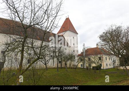 Schloss Orth an der Donau in Niederösterreich - Orth Castle on the Danube in Lower Austria Stock Photo