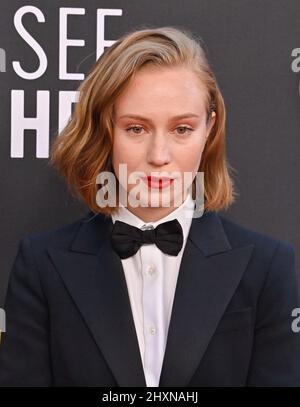 Hannah Einbinder attends the 27th Annual Critics Choice Awards at