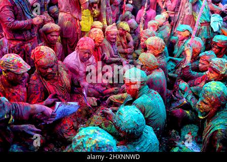 Vrindavan, India. 12th Mar, 2022. Hindu devotees seen singing Cultural Holi Songs at Radharani Temple of Nandgaon Mathura during the festival. Radha Ballav Temple is one of the auspicious temple for the Hindu's where Lord Krishna is being worshipped especially during the Holi Festival. Credit: SOPA Images Limited/Alamy Live News Stock Photo