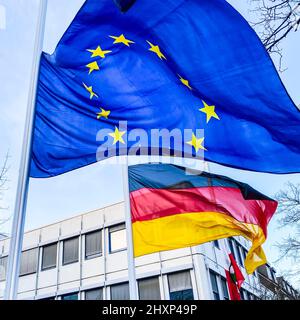Europa-Flagge und die deutsche Fahne in Düsseldorf Stock Photo