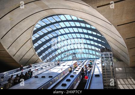 London Underground Station Escalators Canary Wharf Underground Station ...