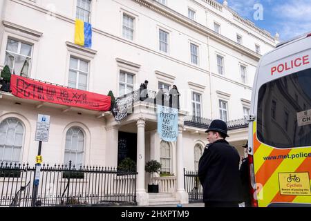 London, UK, 19th March 2022. Demonstrators gathered outside a mansion in  Holland Park owned by Russian oligarch Vladimir Yevtushenkov (aka  Evtushenkov), owner of Kronshtadt, part of Sistema Group, which the  protesters say