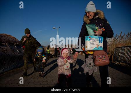 March 11, 2022, Medyka, Medyka, Poland: Ukrainian refugees enter the border at Medyka, Poland. (Credit Image: © Fer Capdepon Arroyo/Pacific Press via ZUMA Press Wire) Stock Photo