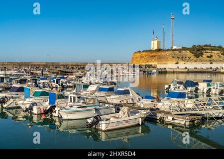 Hafen und Leuchtturm von Conil de la Frontera,  Costa de la Luz, Andalusien, Spanien  |  Harbour and Lighthouse  in Conil de la Frontera,  Costa de la Stock Photo