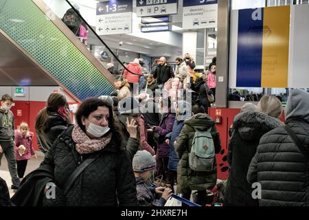 Krakow, Poland. 05th Mar, 2022. Ukrainian Refugees the majority women and children seen gathering at Krakow Central Station. Refugees from Ukraine are welcomed by volunteers and staff in Krakow Central Station. Credit: SOPA Images Limited/Alamy Live News Stock Photo