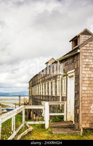 An old shingle seafood building on the edge of water Stock Photo