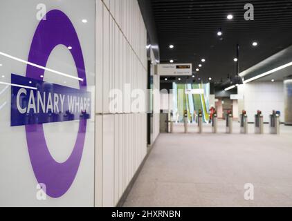 Signage on display at the Canary Wharf Elizabeth Line Station. Picture date: Monday March 14, 2022. Stock Photo