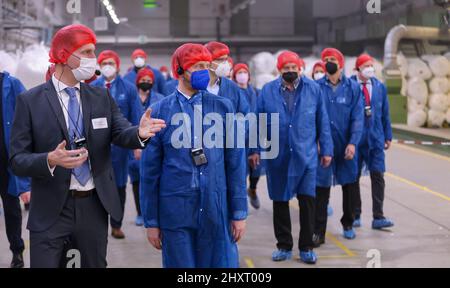 14 March 2022, Saxony, Oederan: Michael Kretschmer (M, CDU), Prime Minister of Saxony, is guided through the production halls of the cotton swab manufacturer Lemoine by Sébastien Schaal (l), Managing Director. The company, which employs 100 people, is relying more on paper instead of plastic for its packaging. To this end, a new packaging line was put into operation on the same day. The cotton swabs are now packed in paper bags instead of plastic bags before being sold in drugstores and supermarkets. The new packaging is made from 100 percent recycled paper and is manufactured entirely in Saxo Stock Photo