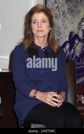 洋書 She Walks in Beauty : Caroline Kennedy She Walks in Beauty: A Woman's Journey Through Poems: Kennedy