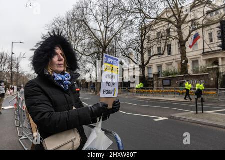 PHOTO:JEFF GILBERT 5th March 2022. Bayswater, London, UK Protesters with placards demonstrate against the Russian invasion of Ukraine outside the Russ Stock Photo