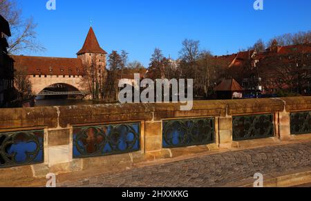 Deutschland, Bayern, Nürnberg, Altstadt, Innenstadt, Alte Stadtmauer mit Brücke im Zentrum von Nürnberg an der Pegnitz Stock Photo