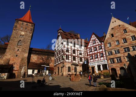 Nürnberg   Architektur mit Museum Dürer Haus und Cafe oder Biergarten in der Innenstadt oder Altstadt von Nürnberg  Franken, Bayern Stock Photo