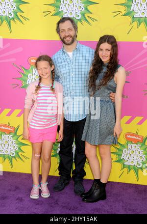 Iris Apatow and her dad Judd Apatow attend the Los Angeles Lakers