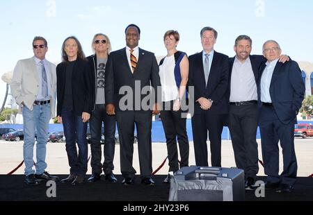 Glenn Frey, Timothy B. Schmit, Joe Walsh, James T. Butts Jr., Melissa Ormond, Hank J. Ratner, James L. Dolan and Irving Azoff at a press conference for the Madison Square Garden Company to announce the revitalisation of The Forum during a press conference at the old Forum Stock Photo