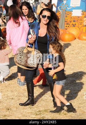 Kyle Richards and her daughters have a family day out at the Pumpkin Patch Stock Photo