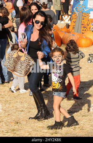 Kyle Richards and her daughters have a family day out at the Pumpkin Patch Stock Photo