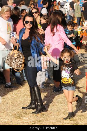 Kyle Richards and her daughters have a family day out at the Pumpkin Patch Stock Photo