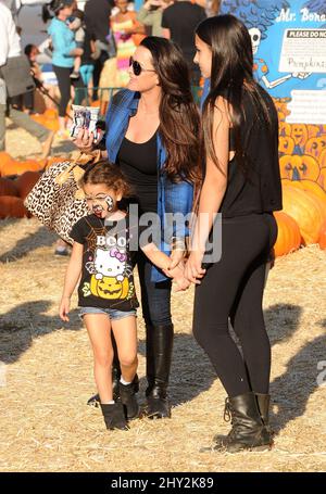 Kyle Richards and her daughters have a family day out at the Pumpkin Patch Stock Photo