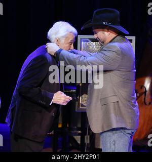 Garth Brooks,Kenny Rogers during the Medallion Ceremony Held in the CMA Theater at the Country Music Hall of Fame, Nashville, Tennessee. Stock Photo