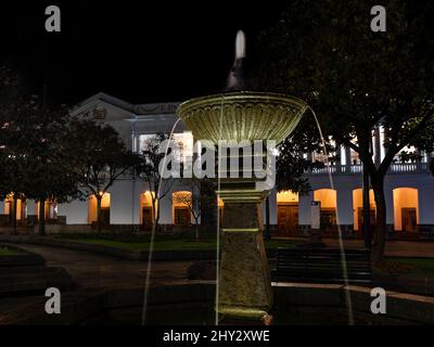 Fountain on Independence Square (Plaza Grande) with Archbishop's Palace (Palacio Arzobispal) in the background, Quito, Ecuador Stock Photo