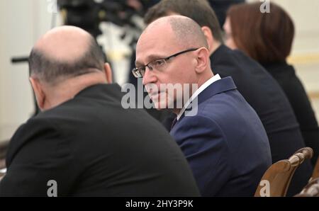 Moscow, Russia. 28 February, 2022. Russian First Deputy Chief of Staff of the Presidential Executive Office Sergei Kiriyenko, center, chats with Prime Minister Mikhail Mishustin, left, before the start of a face-to-face meeting to discuss economic issues hosted by President Vladimir Putin at the Kremlin, February 28, 2022 in Moscow, Russia.  Credit: Aleksey Nikolskyi/Kremlin Pool/Alamy Live News Stock Photo