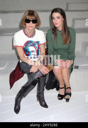 📣Marc Jacobs Fall 2022 NEW YORK, NEW YORK - JUNE 27: Marc Jacobs, Anna  Wintour and Bee Carrozzini attend Marc Jacobs Fall 2022 at the New …