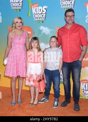 tori spelling stella mcdermott liam mcdermott and dean mcdermott attending nickelodeons 2016 kids choice awards held at the forum in los angeles usa 2hy97b2