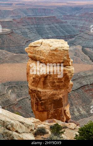 UT00887-00.....UTAH - Rock piller at Muley Point in the Glen Canyon National Recreation Area. Stock Photo