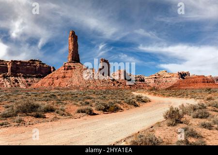 UT00922-00.....UTAH - Road winding through sandstone buttes in the Valley Of The Gods, Bears Ears National Monument. Stock Photo