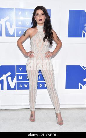 Halsey arriving for The 2016 MTV Video Music Awards, Madison Square Garden, New York, 28th August 2016. Stock Photo