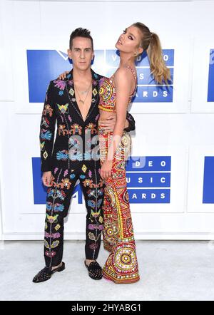 Jeremy Scott and Stella Maxwell arriving for The 2016 MTV Video Music Awards, Madison Square Garden, New York, 28th August 2016. Stock Photo