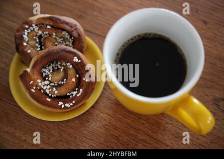 Kopenhagen, Denmark. 14th Mar, 2022. Two cinnamon buns lie next to a coffee mug. A secret means of Swedish happiness is found in the daily coffee break at work. (to dpa "Fika - the little happiness during the coffee break in Sweden".) Credit: Steffen Trumpf/dpa/Ģ����ý Live News Stock Photo