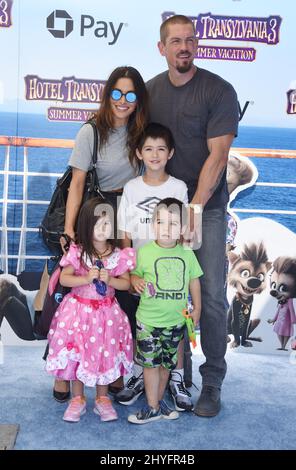 Sarah Shahi, Steve Howey, Violet Howey, William Howey and Knox Howey at ...