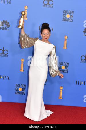 Sandra oh golden globes clearance outfits