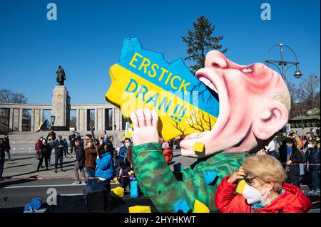 13.03.2022, Berlin, Germany, Europe - Carnival float by sculptor Jacques Tilly depicts Putin made of papier mache at a protest against war in Ukraine. Stock Photo