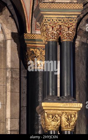 Maastricht, Liebfrauenbasilika, Basiliek van Onze-Lieve-Vrouw-Tenhemelopneming, Chorraum, Romanische Kapitelle Stock Photo