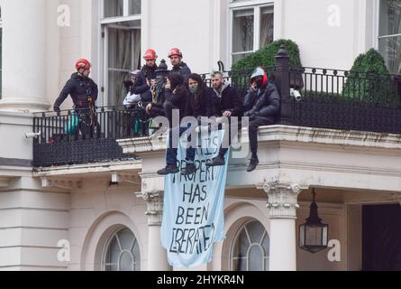 London, UK. 14th March 2022. Police enter the building to convince the protesters to leave the premises. Activists occupied a mansion in Belgrave Square owned by Russian oligarch Oleg Deripaska, in protest against Russia's ongoing attack on Ukraine. Stock Photo