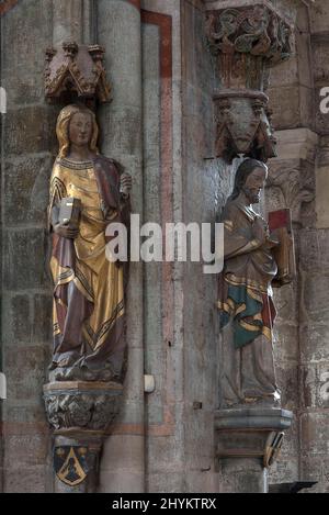Coloured sculptures of saints, on the right Apostle Bartholomew, the Drudge knife, 14th century Sebalsdus Church, Nuremberg, Middle Franconia Stock Photo