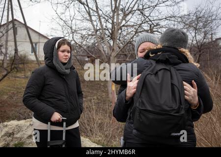 Ukrainian refugees, Olena and Nastia Reminska, 23 and 14 years old, they arrived at the border with their mother Svetlana, who will only say goodbye Stock Photo