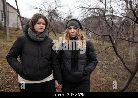 Ukrainian refugees at the border, Olena and Nastia Reminska, 23 and 14 years old, they arrived at the border with their mother Svetlana, who only Stock Photo