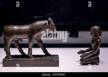 statue of a pharaoh kneeling before the Apis bull, bronze, late period, Egypt, collection of the British Museum Stock Photo