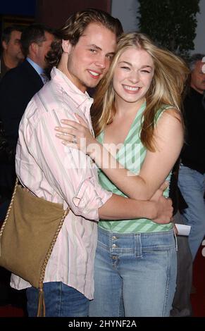 LEANN RIMES & HUSBAND DEAN SHEREMET ATTENDS THE 'BRUCE ALMIGHTY' PREMIERE AT THE UNIVERSAL AMPHITHEATRE, CALIFORNIA. PICTURE: UK PRESS Stock Photo