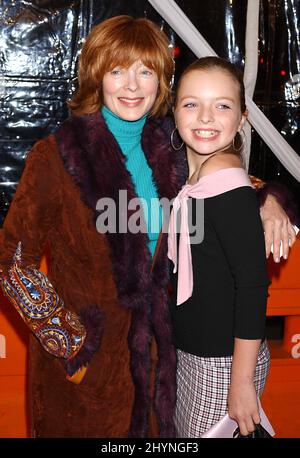 FRANCES FISHER & DAUGHTER FRANCESCA EASTWOOD ATTENDS THE 'COLD MOUNTAIN' PREMIERE IN WESTWOOD, CALIFORNIA. PICTURE: UK PRESS Stock Photo